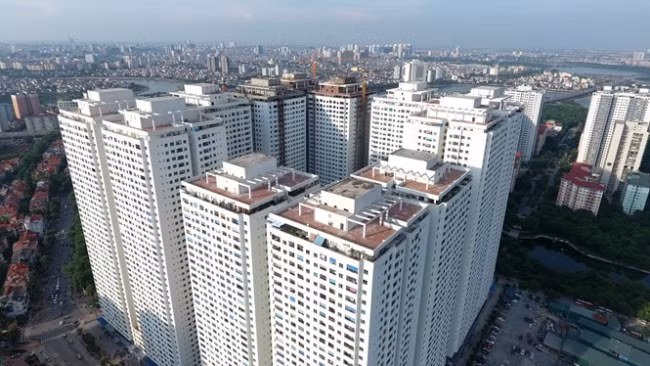 Trong khi những tòa nhà cao tầng mọc lên san sát trong các khu đô thị thì trường học lại bị bỏ quên.