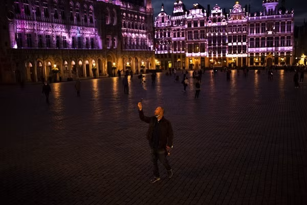 Người dân xuất hiện thưa thớt ở một quảng trường thuộc thành phố Brussels, Bỉ. Ảnh: AP.