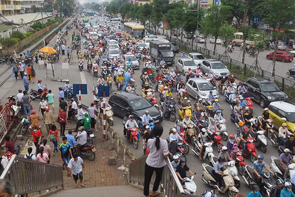 Cần sớm bố trí điểm dừng đón trả khách hợp lý để khắc phục tình trạng lộn xộn trước cổng Bệnh viện Bạch Mai.