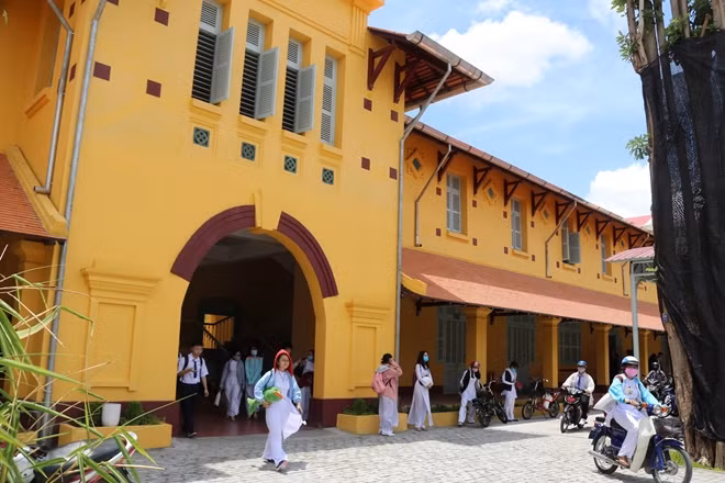 Trường THPT Châu Văn Liêm sau khi được làm mới trên nền kiến trúc cũ.