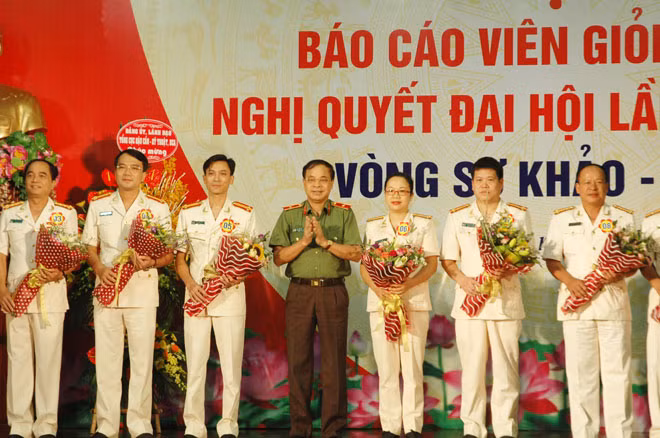 Thiếu tướng Nguyễn Văn Chuyên trao hoa chúc mừng các báo cáo viên tham dự Hội thi tại cụm thi số 1