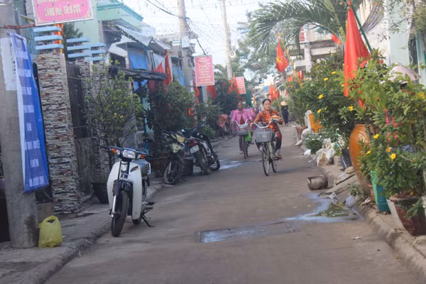Con đường duy nhất xẻ dọc xã đảo.