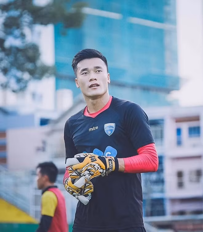 Bùi Tiến Dũng đã mở ra một cuộc tranh cãi liên quan đến vai trò của người đại diện với bóng đá Việt Nam.