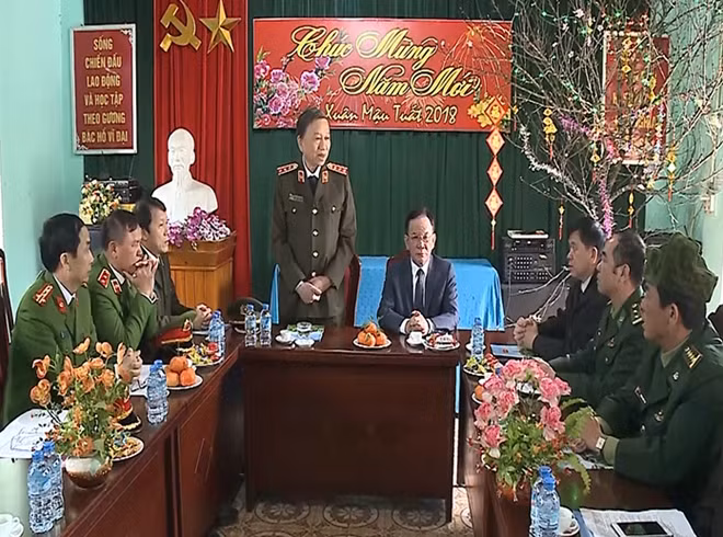 Bộ trưởng Tô Lâm thăm, chúc Tết cán bộ chiến sỹ đồn biên phòng Tân Xuân đóng quân tại huyện Vân Hồ, tỉnh Sơn La.