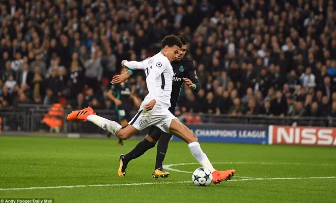 Dele Alli(áo trắng) là tác giả cú đúp trong trận này. Ảnh: DM.
