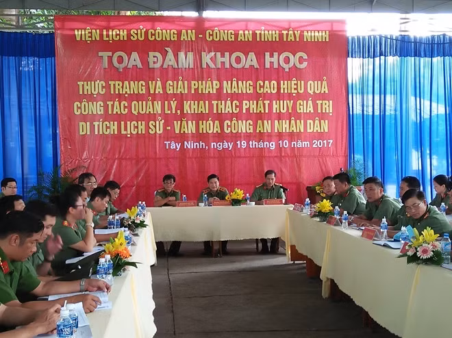 Quang cảnh buổi tọa đàm khoa học “Thực trạng và giải pháp nâng cao hiệu quả công tác quản lý, khai thác phát huy giá trị di tích lịch sử, văn hóa CAND”.