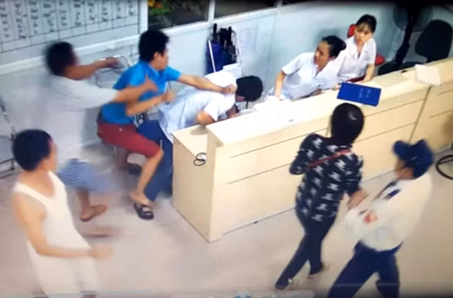 Hình ảnh hành hung bác sỹ được camera ghi lại.