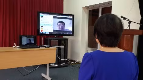 Bác sĩ thân thiện Nguyễn Đình Tùng trả lời tư vấn qua Skype. Bác sĩ thân thiện Nguyễn Đình Tùng trả lời tư vấn qua Skype.