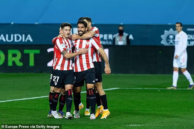 Chỉ 20 phút sau bảng tỷ số lại hiện tên chân sút của Athletic Bilbao khi anh này đánh bại Courtois trên chấm phạt đền. Trước đó Vazquez của Real có pha phạm lỗi quá lộ liễu với Martinez trong vòng cấm khiến đội bóng áo trắng sọc đỏ được hưởng phạt đền.