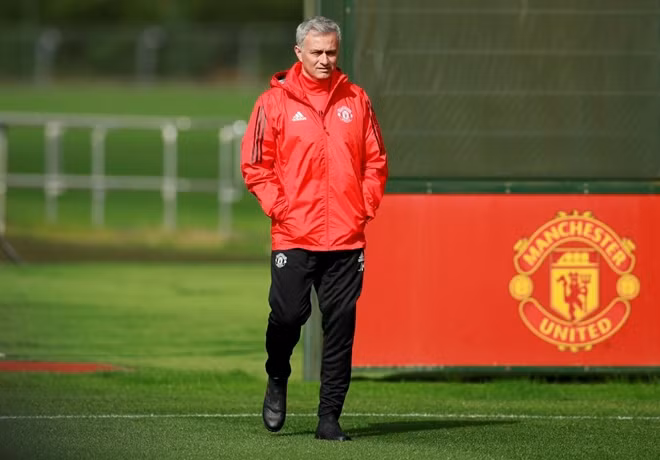 Mourinho tuyên bố mình giờ đây là 100% là người của Man Utd. Ảnh: Reuters.