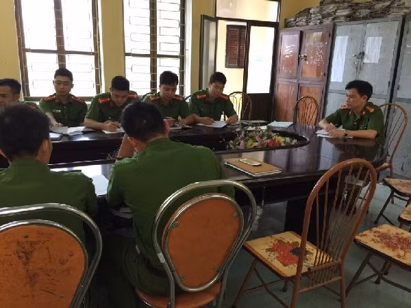 Trung tá Lê Minh Hoàn trong một cuộc giao ban.