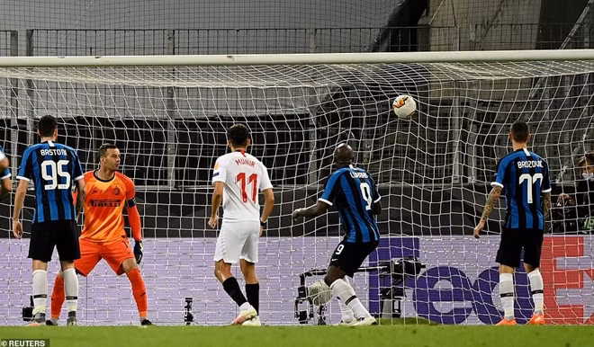 Trong một tình huống đá phạt, Lukaku trong nỗ lực phòng ngự đáng buồn lại lóng ngóng đá thẳng về lưới nhà giúp Sevilla nâng tỷ số lên 3-2.