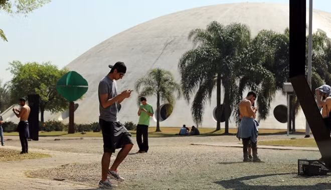 Giới trẻ tại Brazil say mê chơi Pokemon Go. Ảnh: Reuters