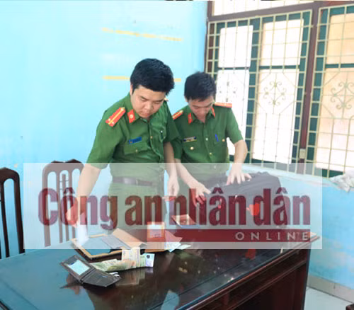 Lực lượng Công an kiểm tra tang vật