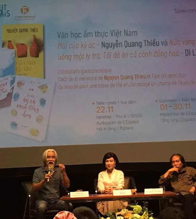 Nhà văn Nguyễn Quang Thiều cùng các diễn giả trong tọa đàm về văn học ẩm thực tại Hà Nội vừa qua.