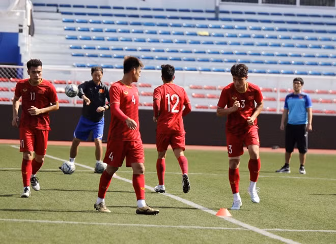 Sáng nay chỉ có một số ít cầu thủ U22 Việt Nam tới làm quen sân Rizal Memorial. Ảnh: VFF.
