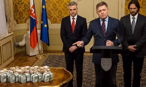 Thủ tướng Slovakia Robert Fico (giữa) công bố số tiền thưởng cho ai bắt được hung thủ trong buổi họp báo hôm 27-2. Thủ tướng Slovakia Robert Fico (giữa) công bố số tiền thưởng cho ai bắt được hung thủ trong buổi họp báo hôm 27-2.