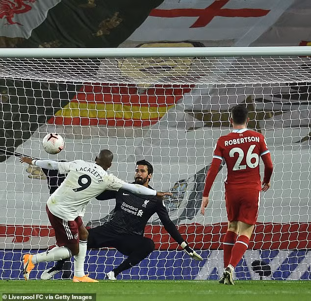 Alex Lacazette ghi bàn giúp Arsenal vượt lên dẫn trước.