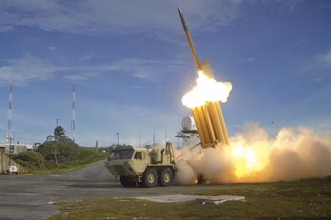Mỗi xe phóng mang được 8 tên lửa THAAD.