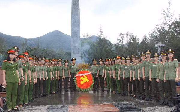Đoàn công tác tại Nghĩa trang Hàng Dương.