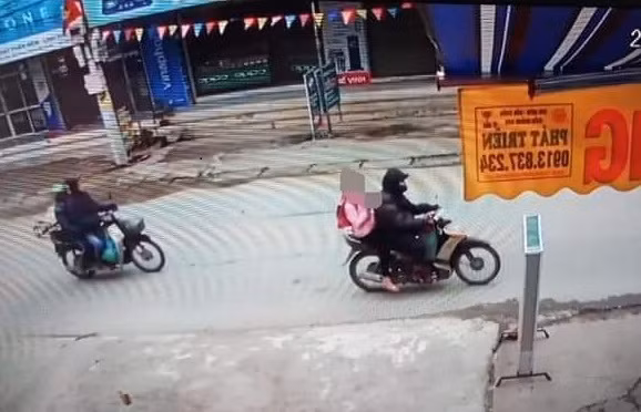 Trình chở cháu Q trên đường ra bụi chuối do Công an cung cấp.