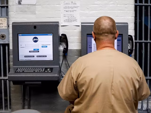 Bang Idaho là một trong số ít các bang ở Mỹ cho phép tù nhân dùng JPay. Bang Idaho là một trong số ít các bang ở Mỹ cho phép tù nhân dùng JPay.