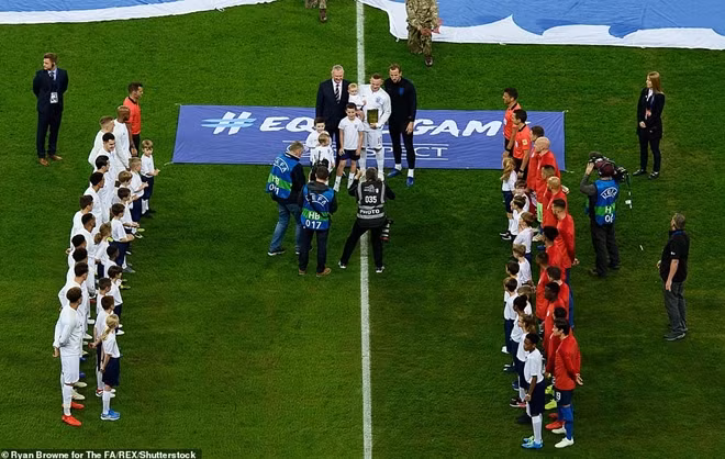 Trận đấu tri ân huyền thoại Rooney được diễn ra trên sân Wembley. Đã không góp mặt trong màu áo Tam Sư tuy nhiên R10 đã có một buổi chia tay đặc biệt với đội tuyển Anh.
