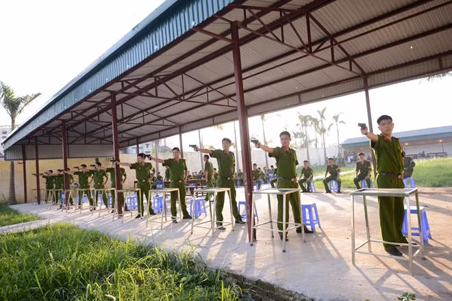 Một giờ lên lớp luyện tập bắn súng của các học viên Học viện CSND. Ảnh: Xuân Trường.