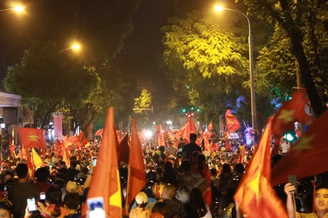Ngay sau khi tiếng còi mãn cuộc trận đấu giữa đội tuyển Việt Nam và Malaysia vang lên, có hàng nghìn CĐV đã đổ ra đường để ăn mừng chiến thắng của đội nhà.