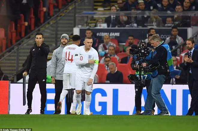 Sau giờ nghỉ Rooney được cho vào sân thay Jesse Lingard.