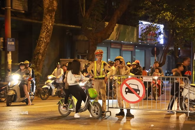 Công an Hà Nội lập nhiều điểm ứng trực bảo đảm an ninh sau trận đấu.