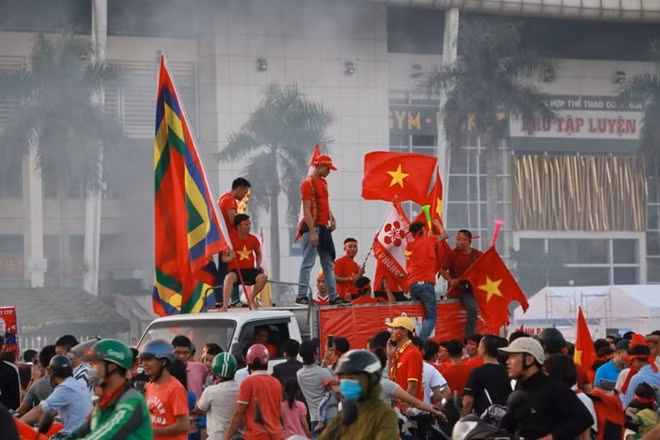 Khói từ pháo sáng bao trùm một khu vực bên ngoài sân Mỹ Đình.