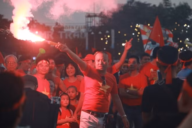 Việc đốt pháo sáng trong sân là hành động bị cấm song có nhiều người vẫn bất chấp quy định.