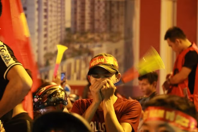 Thanh âm của những chiếc kèn vuvuzela vang lên khắp nơi báo hiệu cho một đêm không ngủ của các fan hâm mộ bóng đá nước nhà.