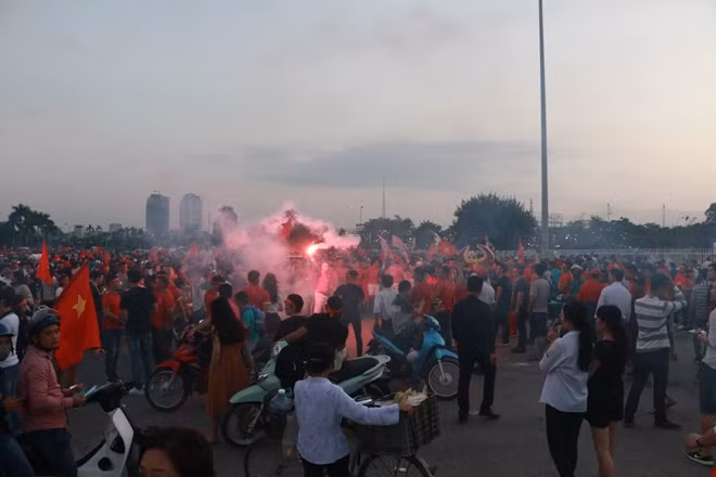 Dù đã có khuyến cáo của ban tổ chức những một số CĐV vẫn mang pháo sáng tới sân.
