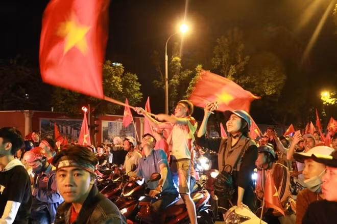 Trong khi đó các CĐV như đang "say" sau chiến thắng của đội tuyển Việt Nam.