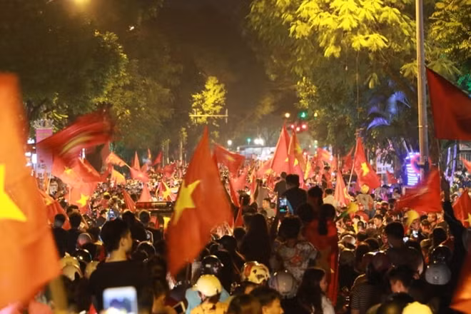 "Cơn bão đêm" của các fan hâm mộ bắt đầu khi đám đông tập trung với nhau ở khu vực trung tâm Hà Nội.