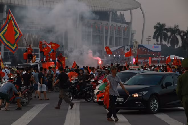 Hành vi này không những gây nguy hiểm cho người đốt mà cả những người xung quanh.
