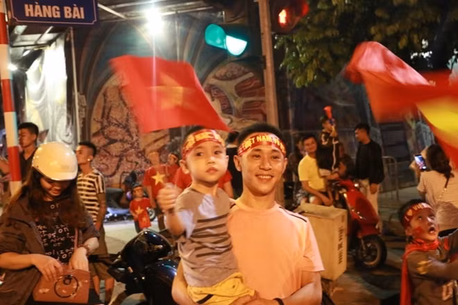 Niềm hạnh phúc và tự hào hiện rõ trên rất nhiều khuôn mặt.