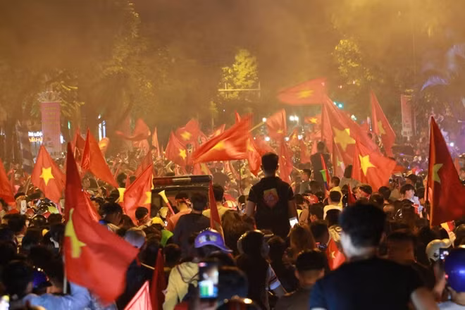 Một "biển cờ" thực sự xuất hiện nhuộm đỏ nhiều con phố tại Thủ đô.