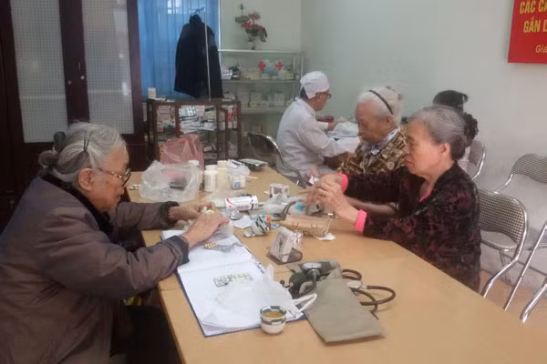 Bốn bác sĩ U90 của phòng khám.