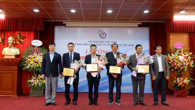 Ông Hà Thái Bảo - Phó TGĐ TCT VNPT - IT nhận kỷ niệm chương của Ban Tổ chức (Người đứng thứ 2 từ trái sang)