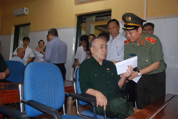 Thiếu tướng Phạm Văn Miên thăm hỏi, trao quà tới một trường hợp thương binh đang điều trị tại Trung tâm Điều dưỡng Thương binh Kim Bảng.