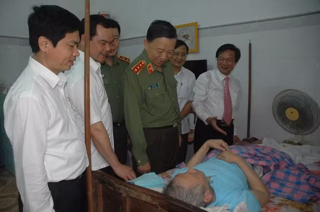 Bộ trưởng Tô Lâm và ông Nguyễn Đình Khang tới thăm, động viên, tặng quà thương binh nặng Phạm Văn Cẩm là thương binh nặng nhất trong Trung tâm điều dưỡng thương binh Duy Tiên .