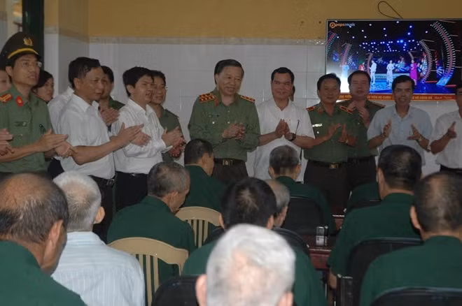 Bộ trưởng Tô Lâm và các thương binh nặng tại Khoa điều trị 1 của Trung tâm điều dưỡng thương binh Kim Bảng cùng hát vang bài Như có Bác Hồ trong ngày vui đại thắng