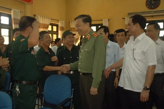 Bộ trưởng Tô Lâm ân cần thăm hỏi, động viên các thương binh tại Trung tâm điều dưỡng thương binh Duy Tiên .