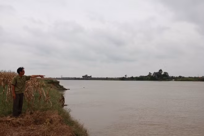 Bờ sông bị xói lở vì nạn hút cát bừa bãi.