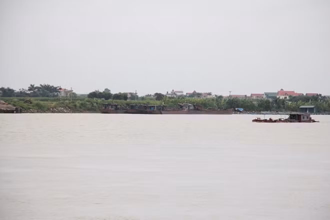 Tàu hút cát liên tục quần thảo khúc sông thuộc xã Thái Tân.