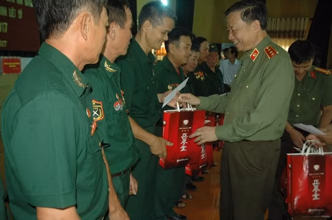 Bộ trưởng Tô Lâm tặng quà các thương binh tại Trung tâm điều dưỡng thương binh Duy Tiên .