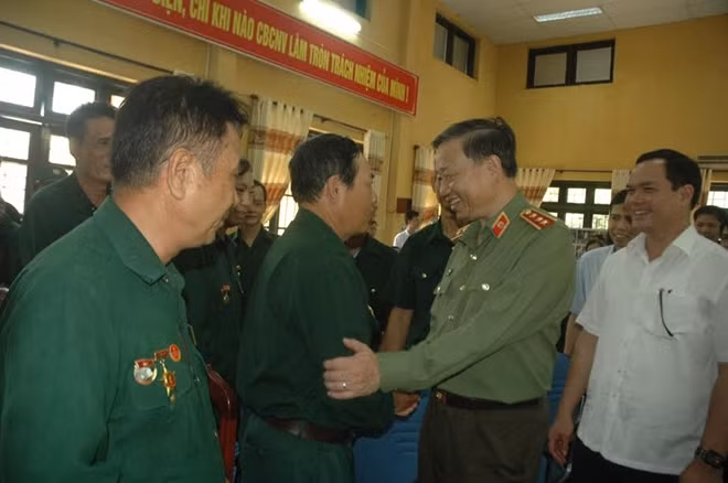 Bộ trưởng Tô Lâm ân cần thăm hỏi, động viên các thương binh tại Trung tâm điều dưỡng thương binh Duy Tiên .